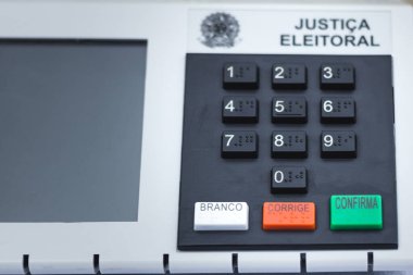 16 Kasım 2020, Brezilya. Bu resimde Brezilya belediye başkanı, meclis üyesi, milletvekili, senatör ve başkanlığı seçimlerinde kullanılan elektronik bir oy sandığı var.