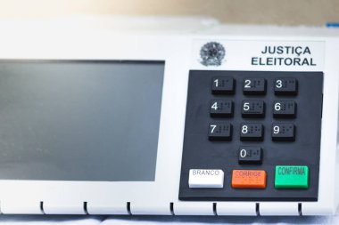 16 Kasım 2020, Brezilya. Bu resimde Brezilya belediye başkanı, meclis üyesi, milletvekili, senatör ve başkanlığı seçimlerinde kullanılan elektronik bir oy sandığı var.