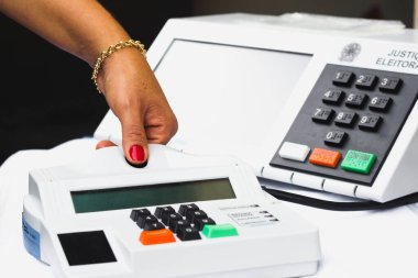 16 Kasım 2020, Brezilya. Bu resimde kadın Brezilya seçimlerinde kullanılan biyometrik sistemi kullanıyor.