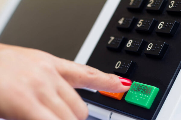 16 ноября 2020 года, Бразилия. На этой иллюстрации женщина имитирует голосование в электронном ящике для голосования, используемом на выборах в Бразилии