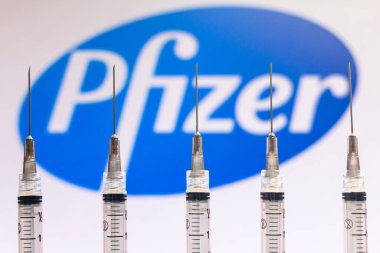 4 Aralık 2020, Brezilya. Bu resimde arka planda Pfizer şirketinin logosu sergilenen çeşitli tıbbi şırıngalar görülüyor.