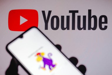 23 Aralık 2020, Brezilya. Bu resimde akıllı bir telefonda görüntülenmiş bir Youtube logosu var. 