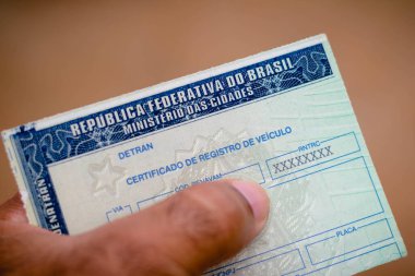 5 Ocak 2021, Brezilya. Araç ruhsatı (CRV) adamın elinde. Bu, arabanın Brezilya sokaklarında yürüyebildiğine dair yıllık bir belgedir.