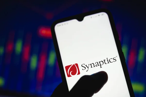 2021 브라질 삽화에서 Synaptics 로고는 스마트폰 화면에 표시되어 있습니다 — 스톡 사진