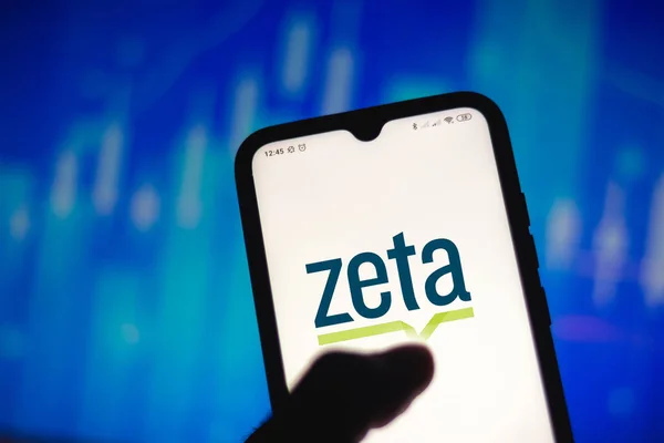 2021 브라질 삽화에서 Zeta Global 로고는 스마트폰 화면에 표시되어 있습니다 — 스톡 사진