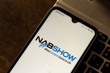 21 Ocak 2021, Brezilya. Bu resimde NAB Show logosu akıllı telefon ekranında görüntülendi