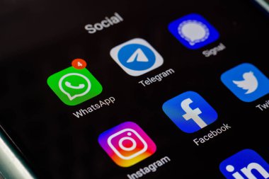 25 Ocak 2021, Brezilya. Bu resimde Whatsapp, Telegram, Signal, Instagram, Facebook, Twitter, Tik Tok, LinkedIn ve Slack uygulama simgeleri akıllı telefon ekranında görüntülendi
