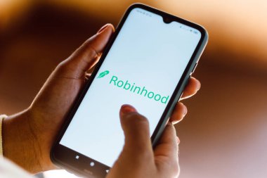 1 Şubat 2021, Brezilya. Bu resimde Robinhood Market logosu akıllı telefon ekranında gösteriliyor