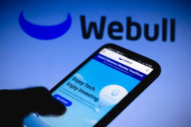 2 Şubat 2021, Brezilya. Bu resimde Webull Finans 'ın resmi sayfası akıllı telefon ekranında gösteriliyor.