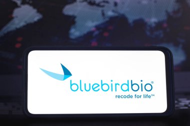 13 Şubat 2021, Brezilya. Bu resimde Bluebird Bio logosu arka planda borsa grafiği olan akıllı bir telefondan gösteriliyor.