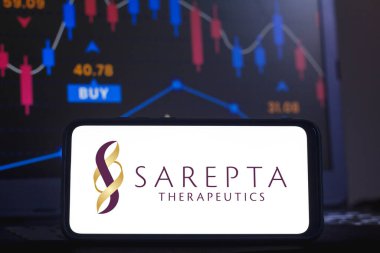 13 Şubat 2021, Brezilya. Bu resimde bir Sarepta Terapi logosu arka planda borsa grafiği olan bir akıllı telefonda sergileniyor.