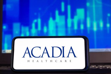 16 Şubat 2021, Brezilya. Bu resimde Acadia Sağlık Hizmetleri logosu akıllı bir telefondan gösteriliyor.