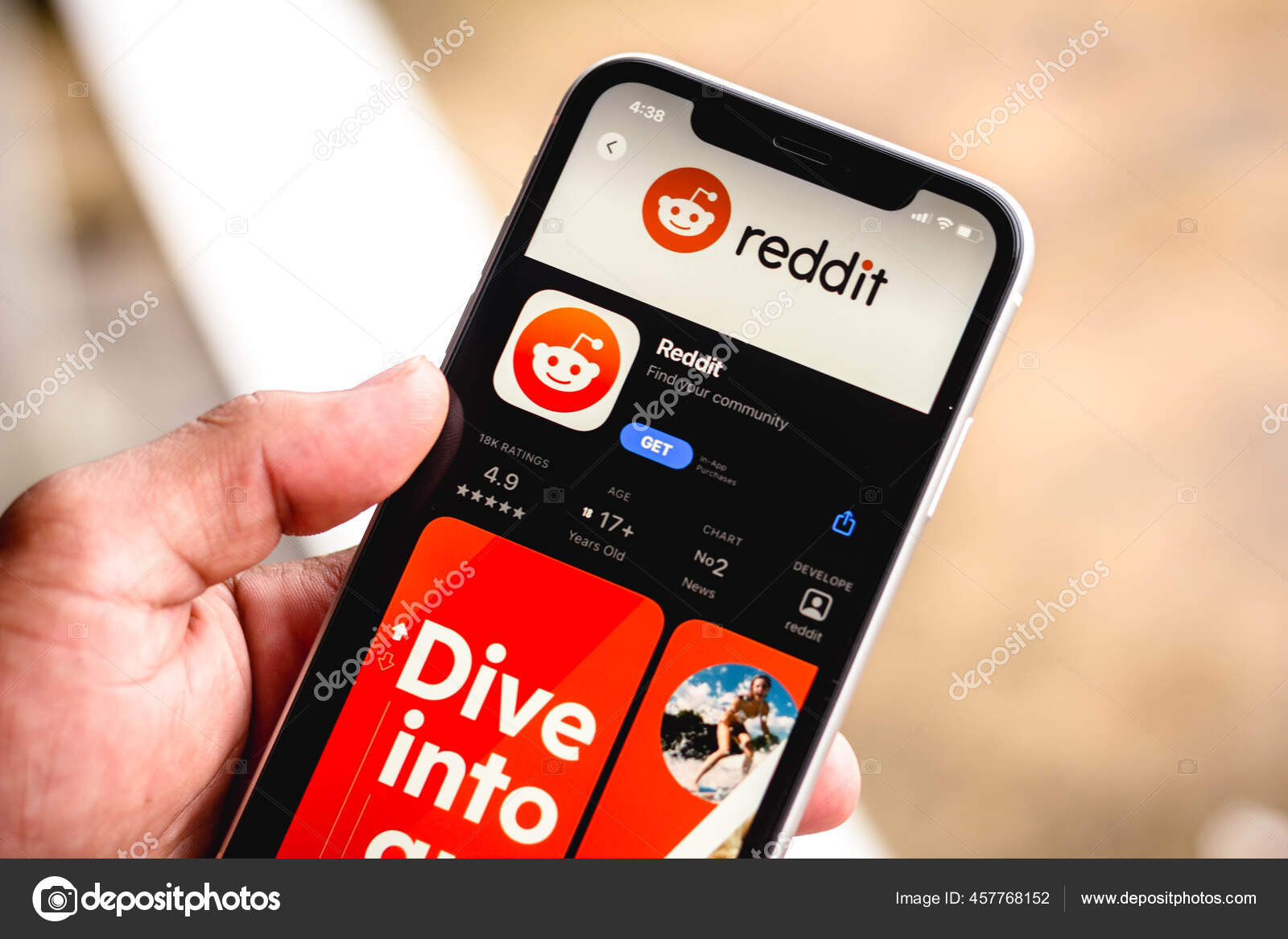 2021年3月16日在这张照片中在App Store中看到的Reddit标志显示在智能手机屏幕上—— 库存社论照片© rafapress  #457768152