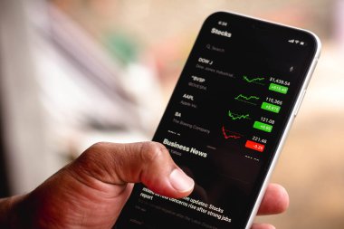 16 Mart 2021, Brezilya. Bu resimde borsa bilgileri bir akıllı telefondan gösteriliyor.