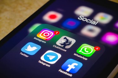 18 Mart 2021, Brezilya. Bu resimde Instagram, Kulüp Binası, WhatsApp, Twitter, Telegram ve Facebook uygulama simgeleri akıllı telefon ekranında gösteriliyor