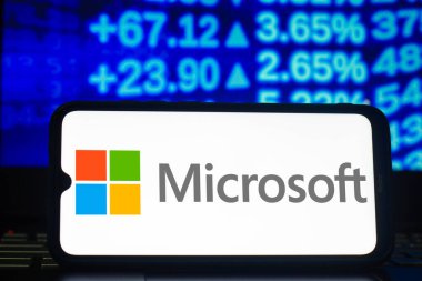 22 Mart 2021, Brezilya. Bu resimde Microsoft Şirketi 'nin logosu akıllı telefondan gösteriliyor.