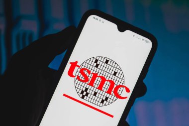 24 Mart 2021, Brezilya. Bu resimde bir akıllı telefonda gösterilen Tayvan Yarı iletken Üretim Şirketi (TSMC) logosu