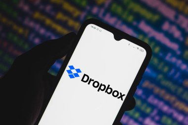 24 Mart 2021, Brezilya. Bu resimde akıllı bir telefonda görülen bir Dropbox logosu var.