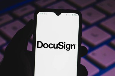 24 Mart 2021, Brezilya. Bu resimde bir akıllı telefonda gösterilen bir Docusign logosu