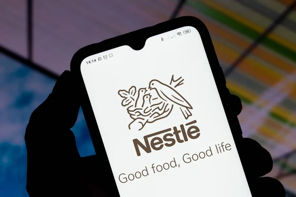 Března 2021 Brazílie Této Fotografii Ilustrace Nestlé Logo Zobrazeno Smartphonu — Stock fotografie