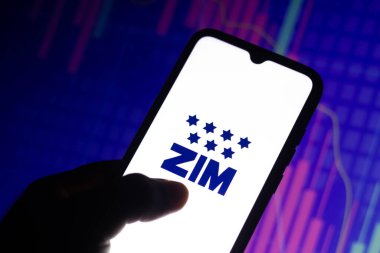 29 Mart 2021, Brezilya. Bu resimde bir akıllı telefondan Zim Entegre Nakliye Hizmetleri logosu gösteriliyor