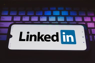 4 Nisan 2021, Brezilya. Bu resimde bir akıllı telefonda LinkedIn Şirketi logosu gösteriliyor.