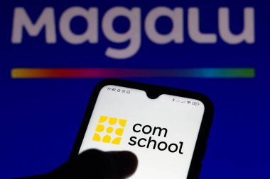 15 Nisan 2021, Brezilya. Bu resimde ComSchool logosu arka planda Magalu (Magazine Luiza) logosu olan bir akıllı telefon ekranında gösteriliyor.