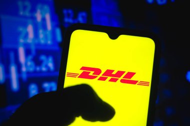 18 Nisan 2021, Brezilya. Bu resimde DHL logosu akıllı telefon ekranında görüntülendi