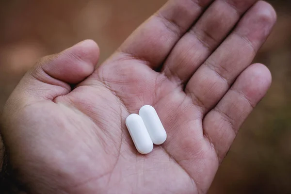 Deze Foto Illustratie Twee Medicijnen Pillen Hand Van Een Man — Stockfoto