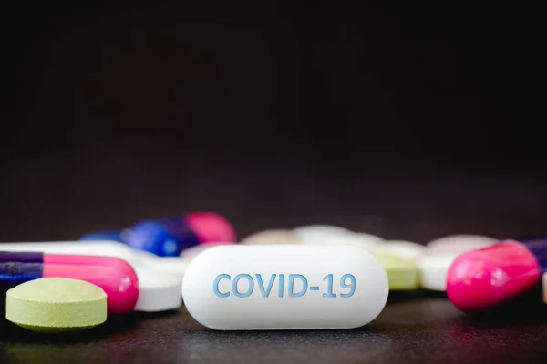 Ezen Képen Illusztráció Gyógyszer Tabletták Szöveg Covid Egy Tablettában — Stock Fotó
