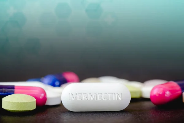 この写真のイラスト薬の丸薬と1本の薬のテキストIvermecin — ストック写真