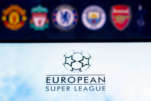 2021年4月20日 在这张照片中 我们看到了在智能手机屏幕上显示的欧洲超级联赛标志 — 图库照片