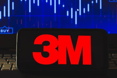 27 Nisan 2021, Brezilya. Bu resimde 3M Company logosu akıllı telefon ekranında görüntülendi.