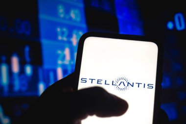 27 Nisan 2021, Brezilya. Bu resimde Stellantis logosu akıllı telefon ekranında gösteriliyor.