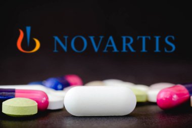 4 Mayıs 2021, Brezilya. Bu resimli beyaz ilaç haplarında. Arka planda İsviçreli ilaç grubu Novartis 'in logosu var.