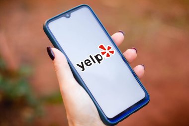 10 Mayıs 2021, Brezilya. Bu resimde Yelp logosu akıllı telefon ekranında görüntülenir.