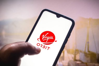 11 Mayıs 2021, Brezilya. Bu resimde Virgin Yörüngesi logosu akıllı telefon ekranında görüntülenir.