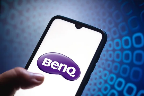 2021年5月11日 在这张照片中 Benq公司的标志显示在智能手机屏幕上 — 图库照片