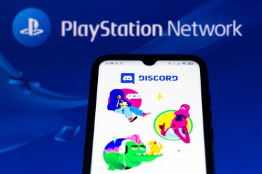 21 Mayıs 2021, Brezilya. Bu resimde, arka planda PlayStation Network (PSN) logosu olan bir akıllı telefon ekranında görülen Discord logo uygulaması