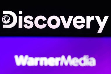 23 Mayıs 2021, Brezilya. Bu resimde, Warner Media logosu arka plandaki akıllı telefondan Discovery logosunu görüntüledi.