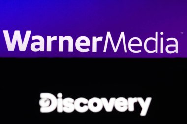 23 Mayıs 2021, Brezilya. Bu resimde Discovery logosu arka planda bir akıllı telefonda Warner Media logosunda görüntülendi.