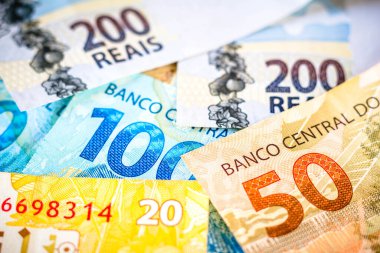 İki yüz, yüz elli ve yirmilik banknotların ayrıntıları. Gerçek Brezilya 'nın para birimidir. Merkez Bankası, ülkede gerçeğin bir uzantısı olarak hizmet verecek dijital bir para birimi oluşturma yönergeleri başlattı.