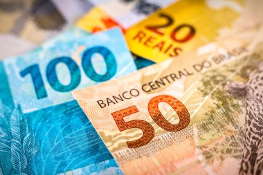 İki yüz, yüz elli ve yirmilik banknotların ayrıntıları. Gerçek Brezilya 'nın para birimidir. Merkez Bankası, ülkede gerçeğin bir uzantısı olarak hizmet verecek dijital bir para birimi oluşturma yönergeleri başlattı.