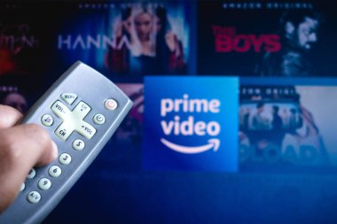 3 Haziran 2021, Brezilya. Bu resimde bir kişi uzaktan kumandayı tutuyor ve arka planda da Prime Video logosu var.