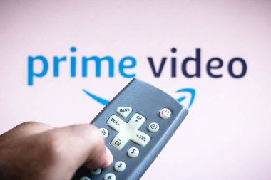 3 Haziran 2021, Brezilya. Bu resimde bir kişi uzaktan kumandayı tutuyor ve arka planda da Prime Video logosu var.