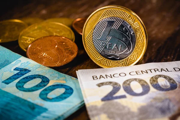 Цій Ілюстрації Справжні Монети Розміщені Поверх Бразильської Банкноти Економіка Інвестиції — стокове фото