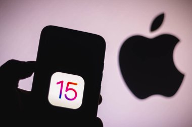 8 Haziran, 2021, Brezilya. Bu resimde iOS 15 logosu arka planda Apple logosu olan bir akıllı telefondan görülüyor.