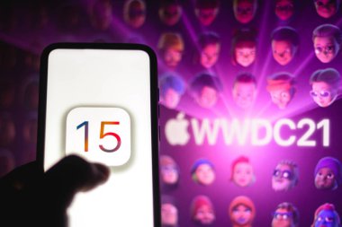 8 Haziran, 2021, Brezilya. Bu resimde iOS 15 logosu, arka planda Dünya Çapında Geliştiriciler Konferansı (WWDC) logosu bulunan bir akıllı telefondan görülüyor.