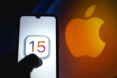 8 Haziran, 2021, Brezilya. Bu resimde iOS 15 logosu arka planda Apple logosu olan bir akıllı telefondan görülüyor.