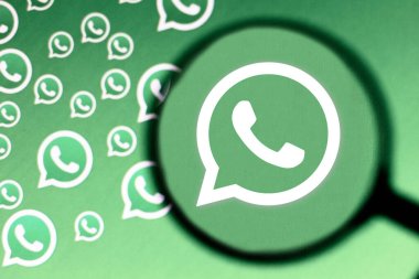 8 Haziran, 2021, Brezilya. Bu resimde WhatsApp logosu bir büyüteçle bilgisayar ekranında görülüyor.